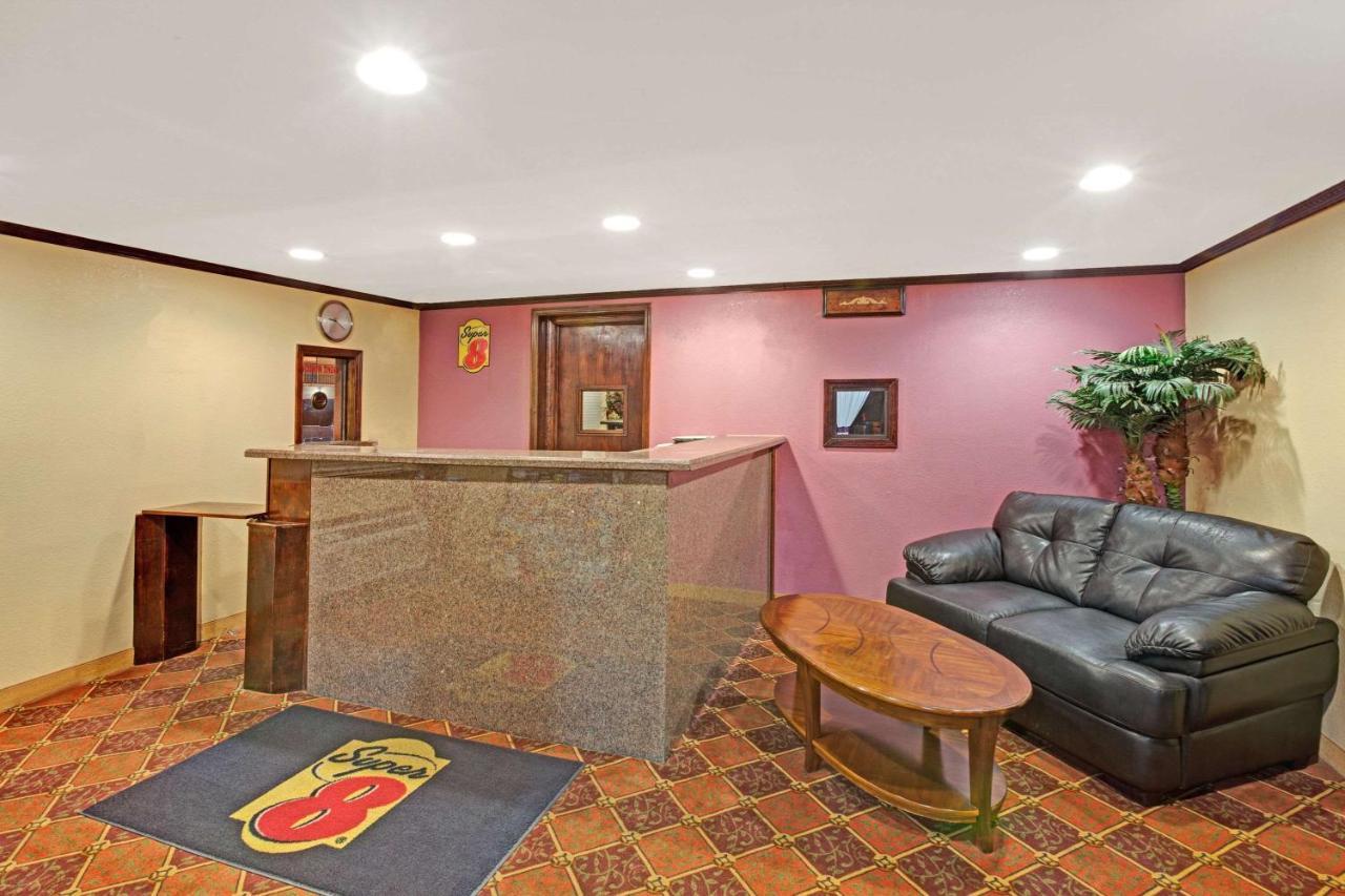 Super 8 By Wyndham Shawnee Otel Dış mekan fotoğraf