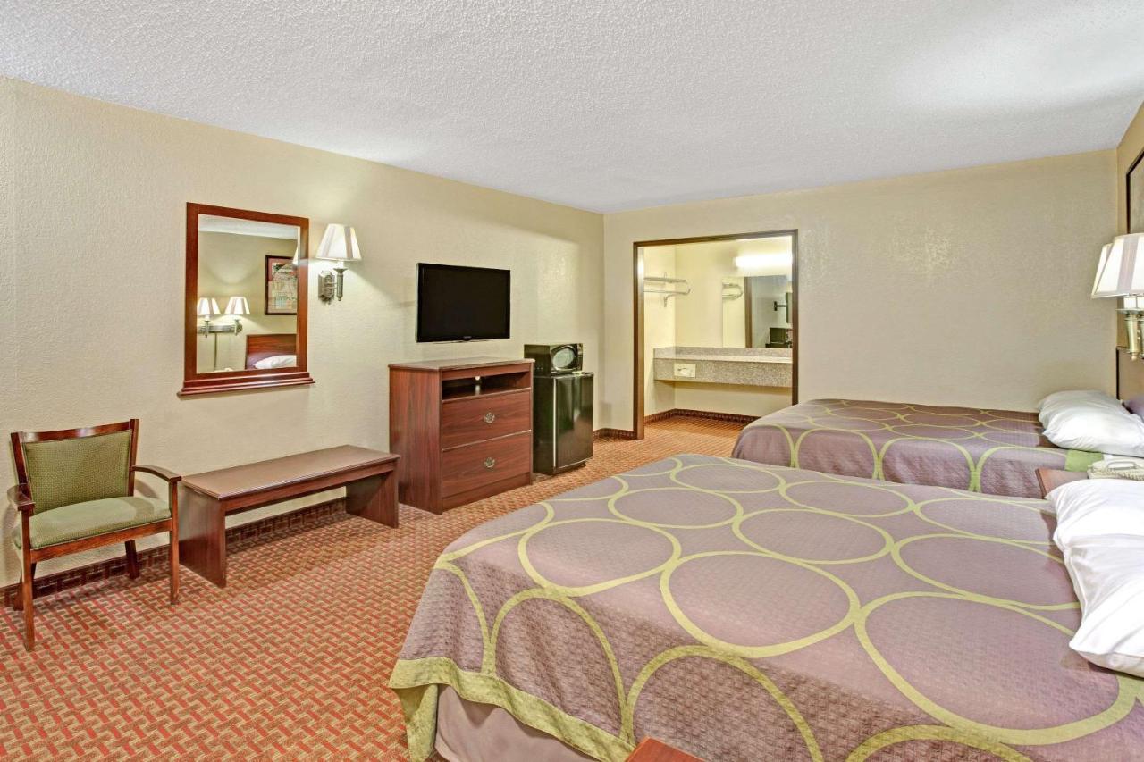 Super 8 By Wyndham Shawnee Otel Dış mekan fotoğraf