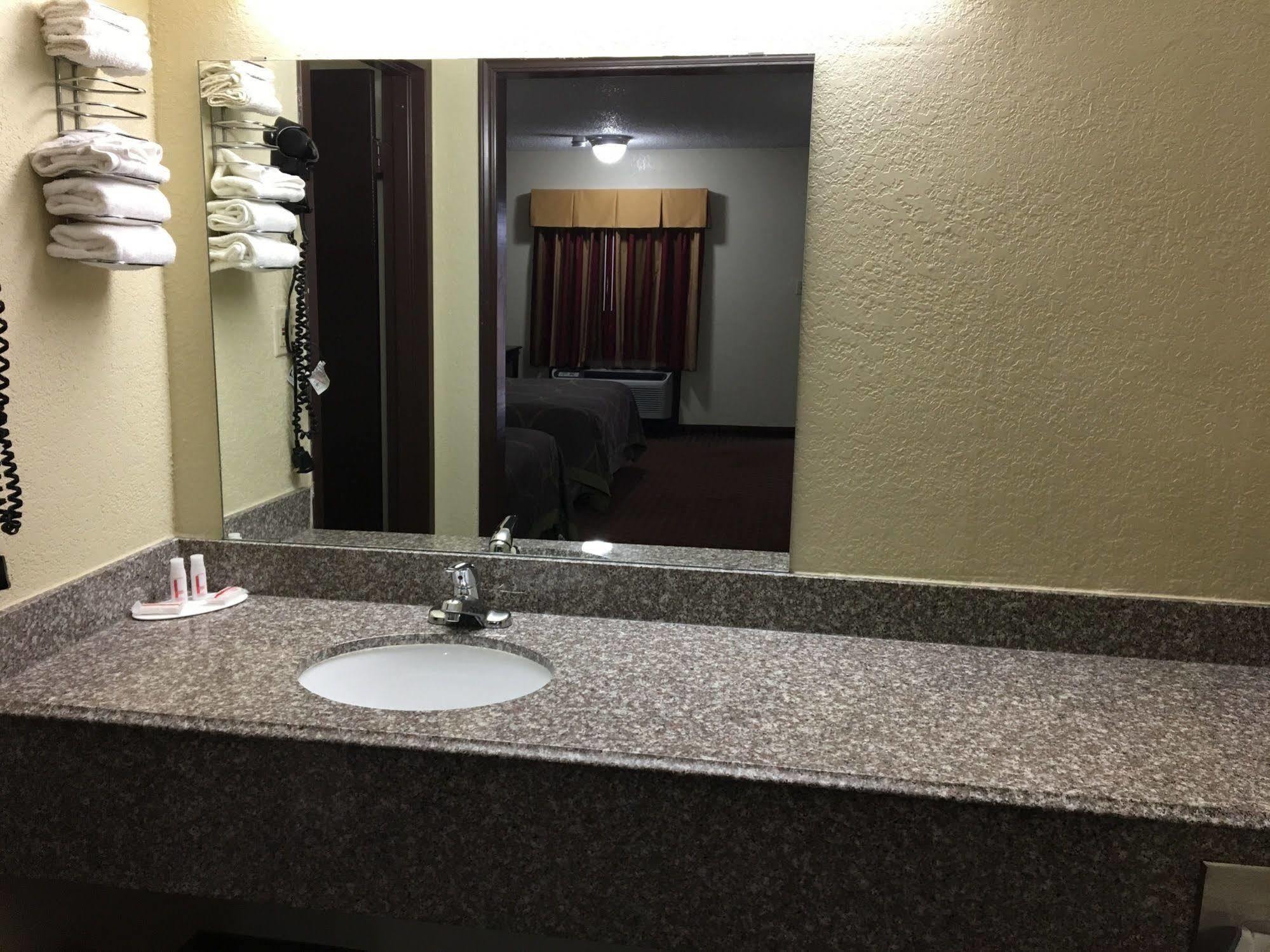 Super 8 By Wyndham Shawnee Otel Dış mekan fotoğraf