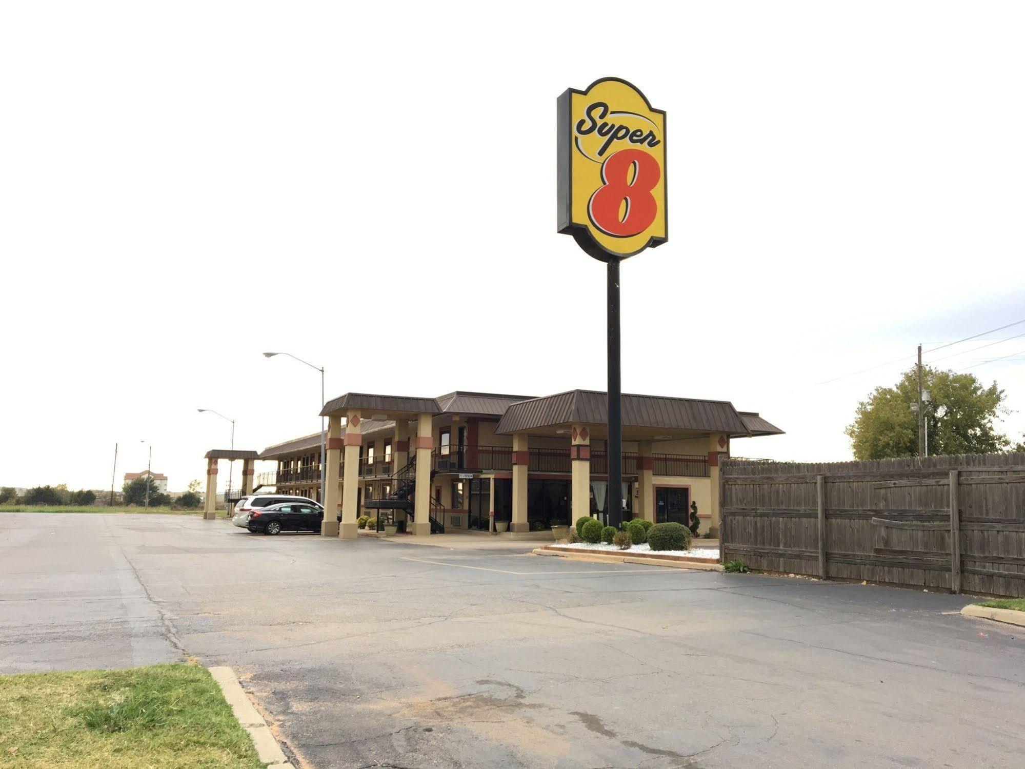 Super 8 By Wyndham Shawnee Otel Dış mekan fotoğraf
