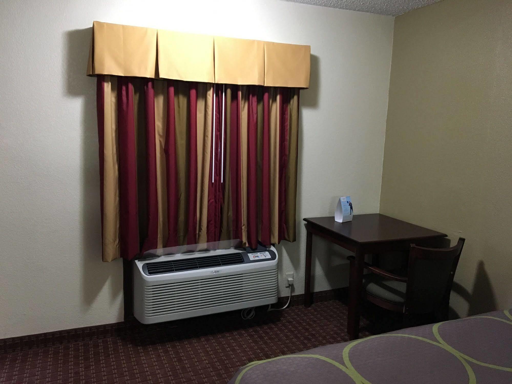 Super 8 By Wyndham Shawnee Otel Dış mekan fotoğraf