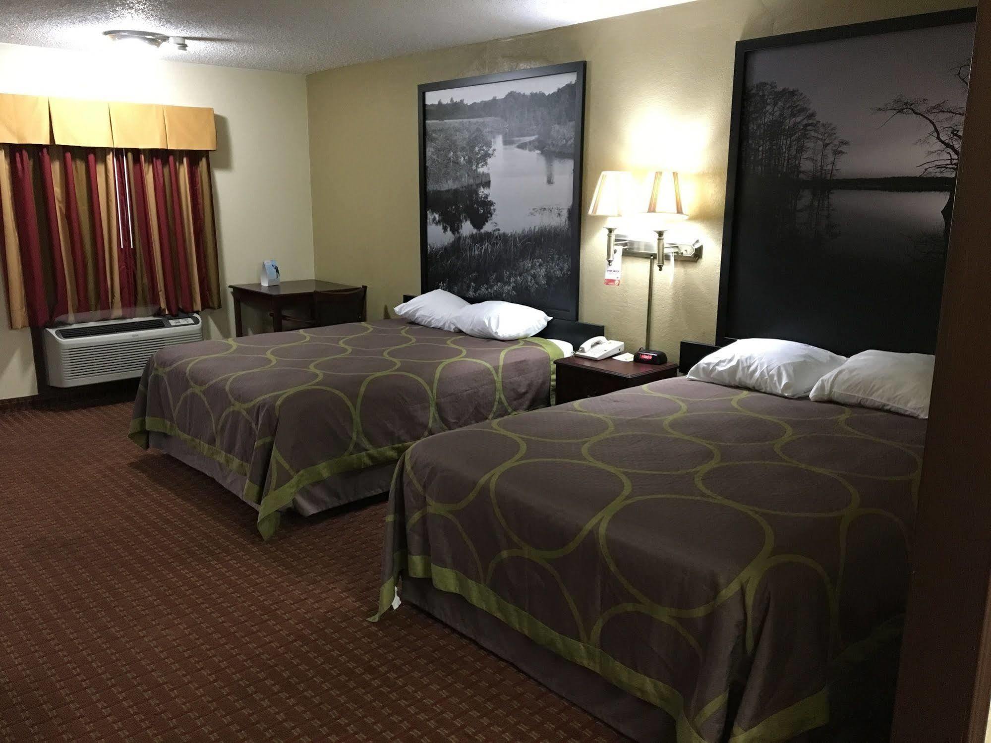 Super 8 By Wyndham Shawnee Otel Dış mekan fotoğraf