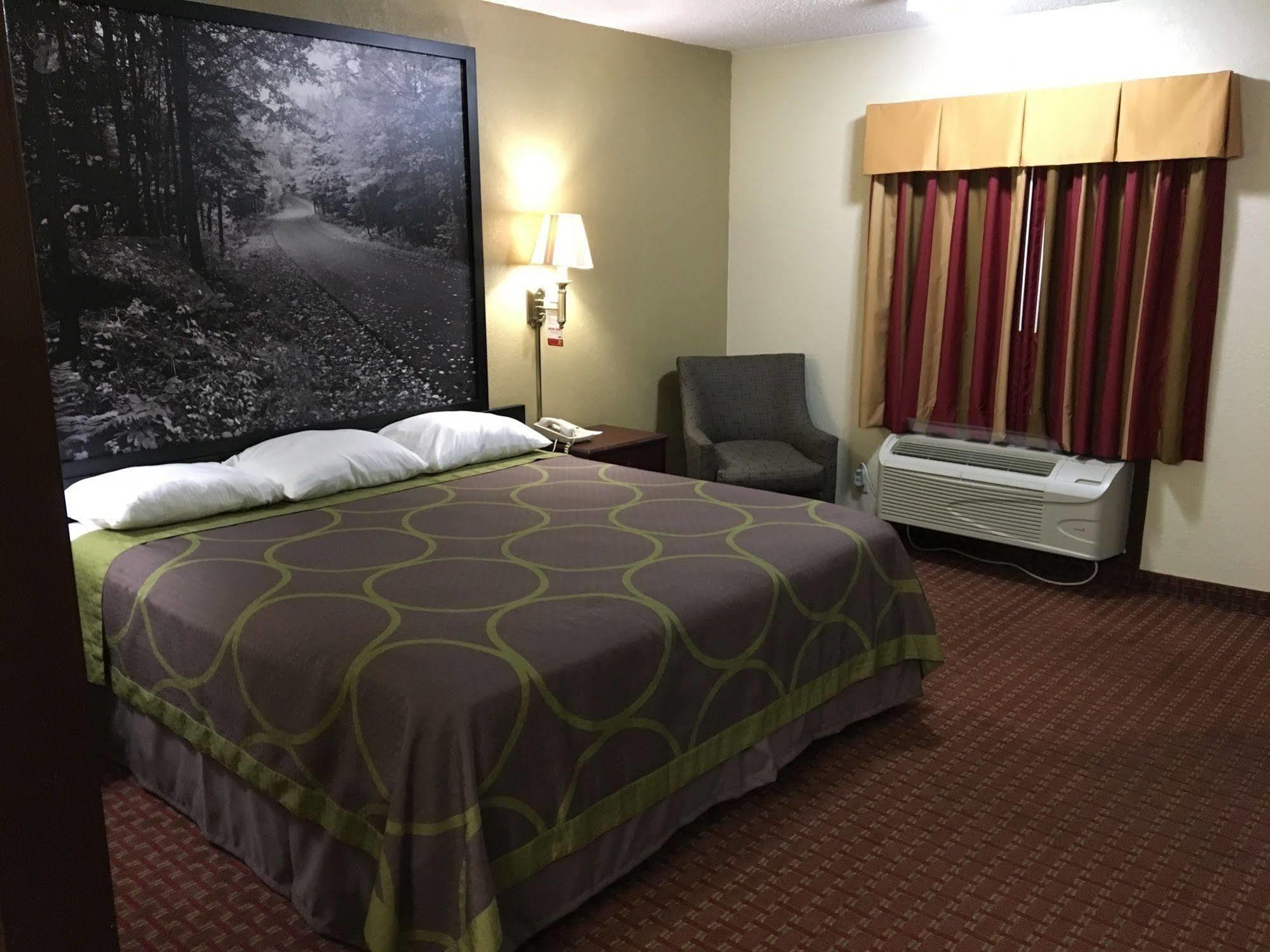Super 8 By Wyndham Shawnee Otel Dış mekan fotoğraf