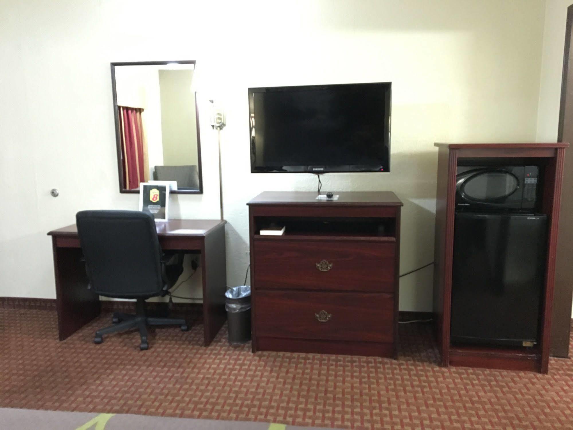 Super 8 By Wyndham Shawnee Otel Dış mekan fotoğraf