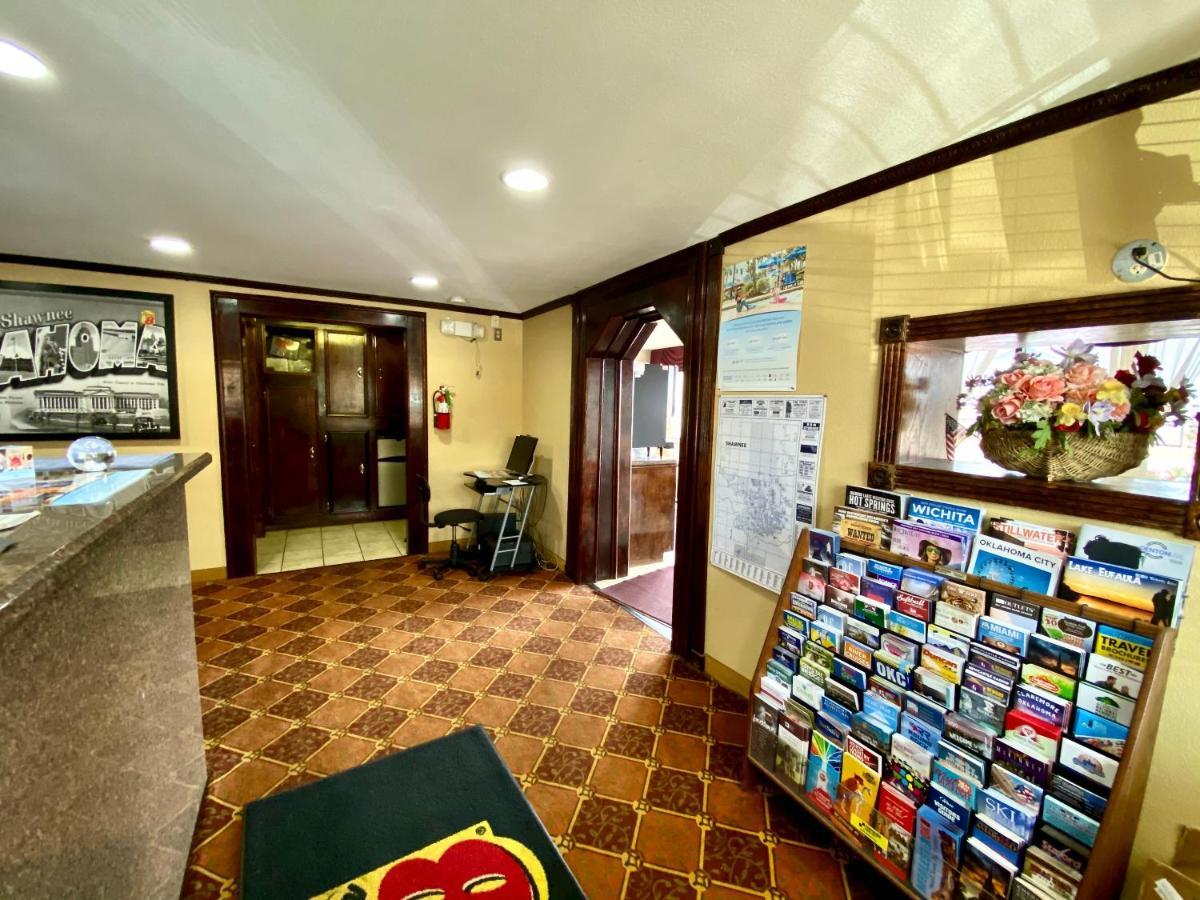 Super 8 By Wyndham Shawnee Otel Dış mekan fotoğraf