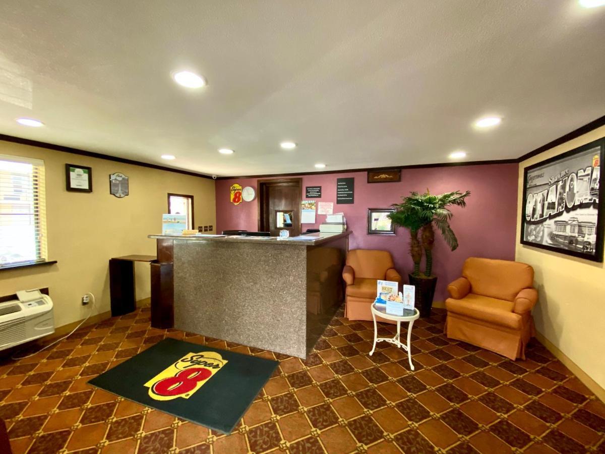 Super 8 By Wyndham Shawnee Otel Dış mekan fotoğraf