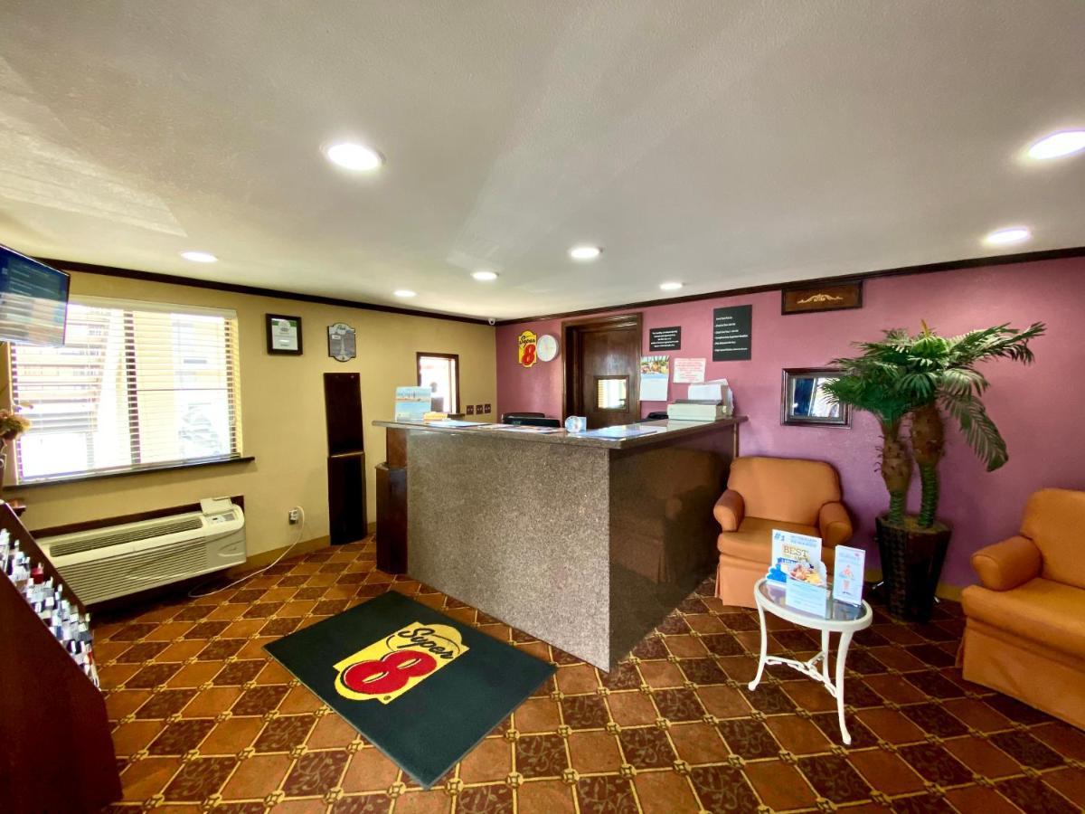 Super 8 By Wyndham Shawnee Otel Dış mekan fotoğraf