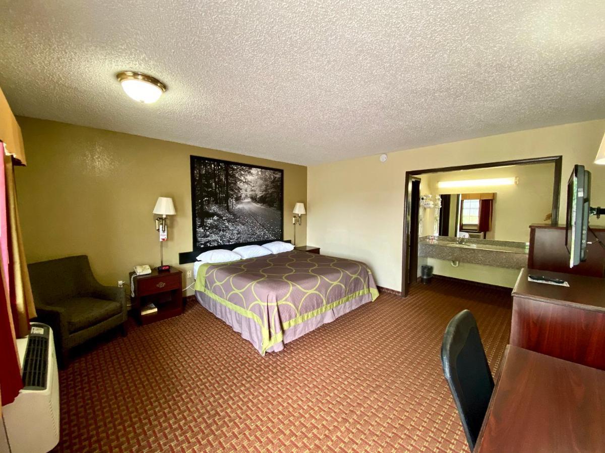 Super 8 By Wyndham Shawnee Otel Dış mekan fotoğraf