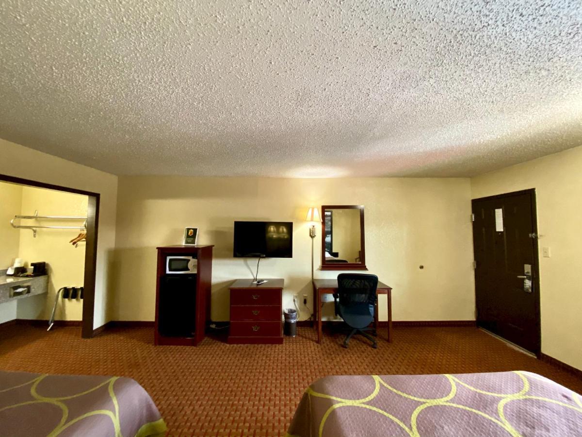 Super 8 By Wyndham Shawnee Otel Dış mekan fotoğraf