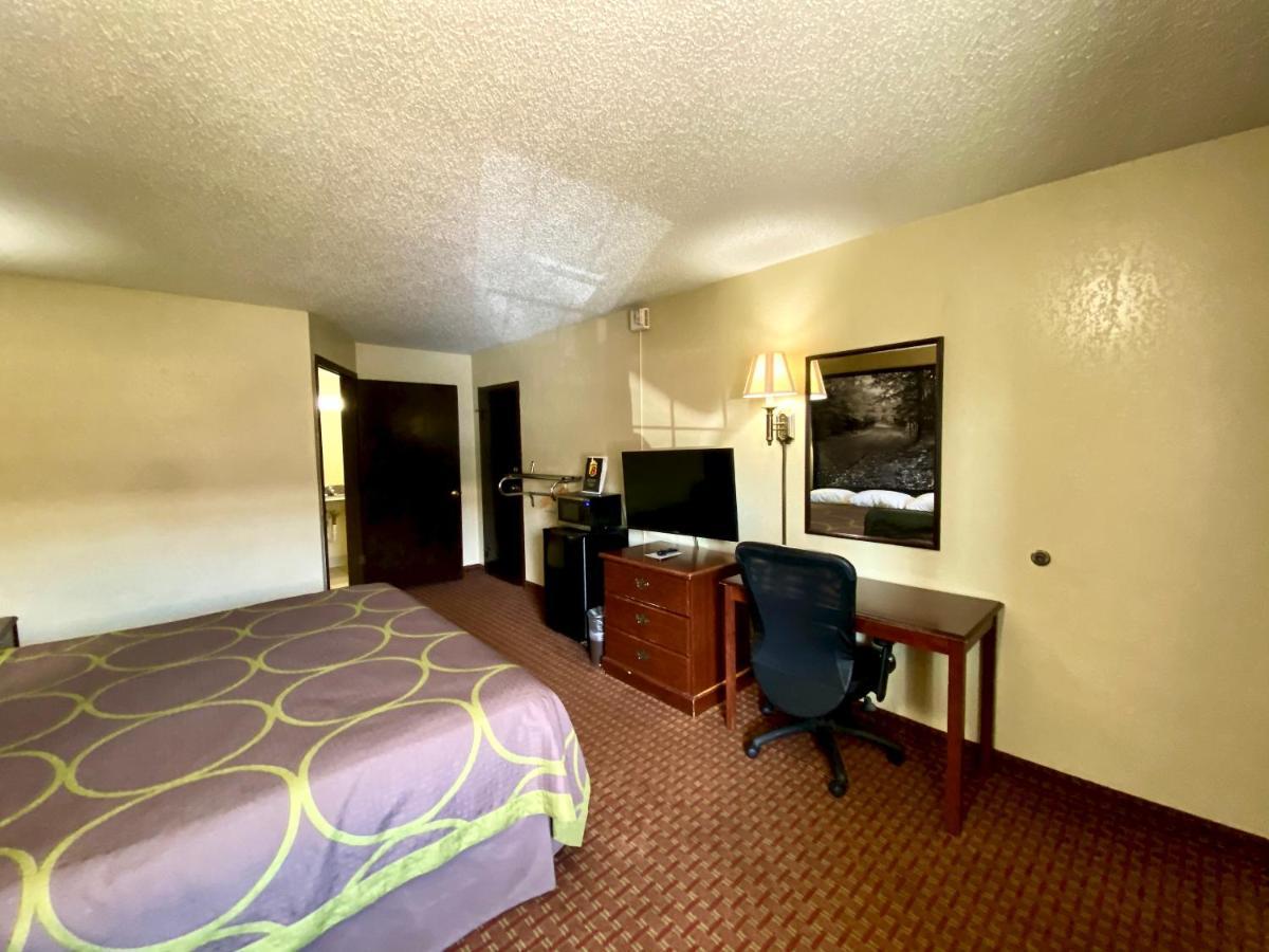 Super 8 By Wyndham Shawnee Otel Dış mekan fotoğraf