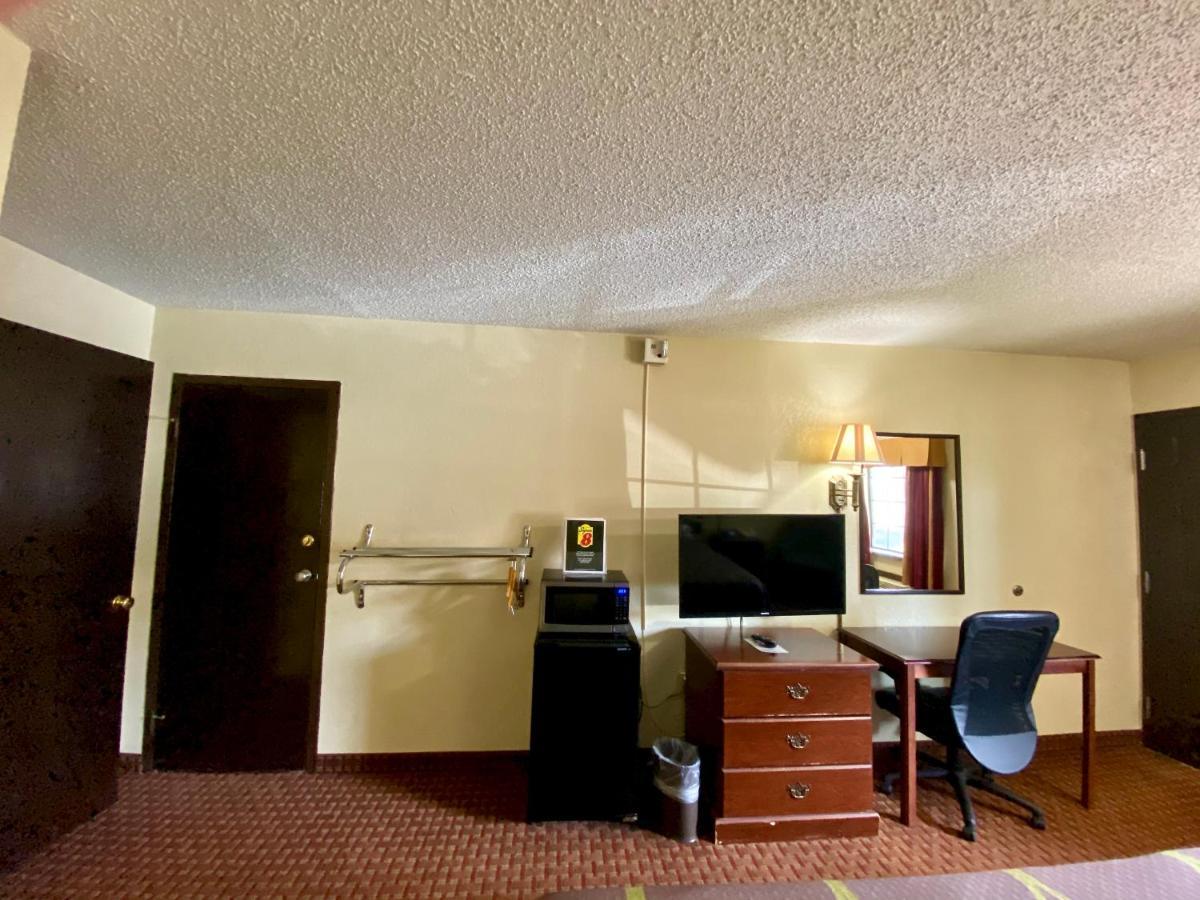 Super 8 By Wyndham Shawnee Otel Dış mekan fotoğraf