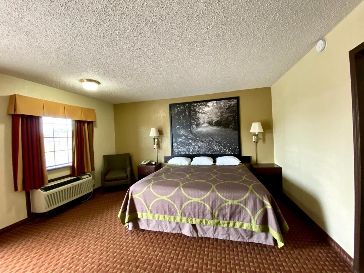 Super 8 By Wyndham Shawnee Otel Dış mekan fotoğraf